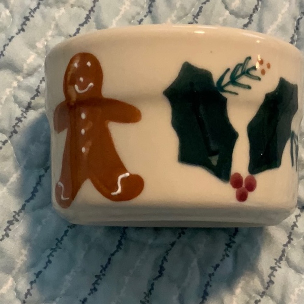 COPY - Hartstone Pottery USA Gingerbread Mannand Holly Ramekin - Picture 3 of 5